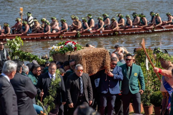 Mit Kanus wurde der Sarg entlang des Waikato River zum heiligen Taupiri Mountain gebracht. - © Alan Gibson/AP