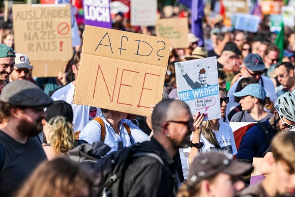 Ein Demonstrant hält ein Plakat mit der Aufschrift «AfD? Nee» beim Protest gegen den «Bürgerdialog» von AfD-Bundestagsabgeordneten. - © Christoph Reichwein/dpa