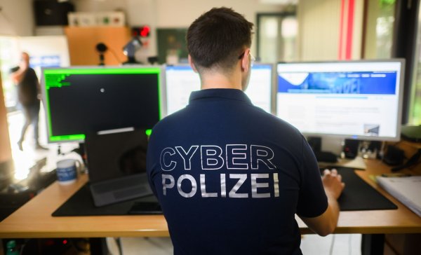 Die Gefahr durch Cyberkriminalität steigt. (Archivbild) - © Julian Stratenschulte/dpa