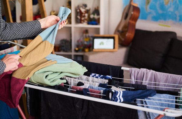 Laut einer aktuellen Studie leisten berufstätige Frauen deutlich mehr im Haushalt als Männer. (Symbolbild) - © Annette Riedl/dpa