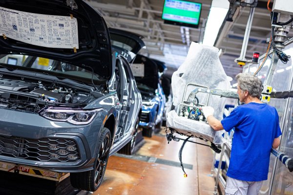 Die Stimmung in der Automobilbranche ist schlecht. Wer seinen beruflichen Mittelpunkt deshalb in einen anderen Sektor verlagern will, muss sich geschickt verkaufen. - © Moritz Frankenberg/dpa/dpa-tmn