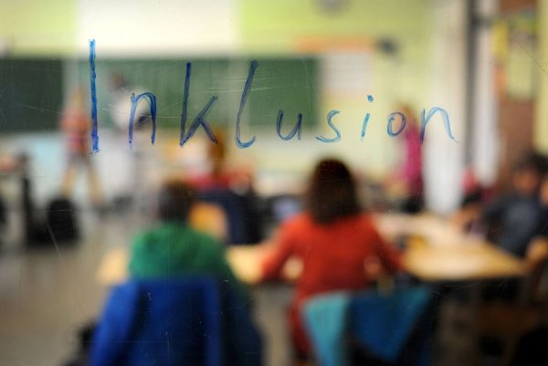 Eine Befragung von mehr als 2.300 Eltern hat eine hohe Zufriedenheit mit den Förderschulen in NRW ergeben. (Foto Archiv) - © Jonas Güttler/dpa