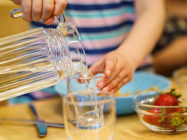 Klare Empfehlung: Kinder trinken am besten nur Wasser und ungesüßte Tees. - © Andreas Arnold/dpa/dpa-tmn