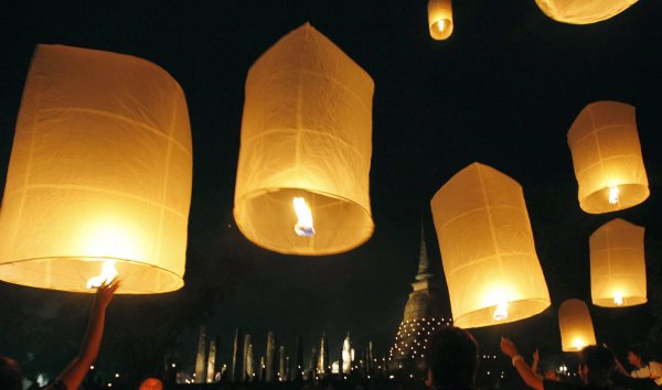 Sogenannte «Himmelslaternen» werden bei einem Fest angezündet, bevor sie in die Luft aufsteigen. Nach Kontrollen bei Anbietern von Himmelslaternen ist der Online-Verkauf der Lampions in Nordrhein-Westfalen vorerst gestoppt worden. - © Barbara Walton/epa/dpa