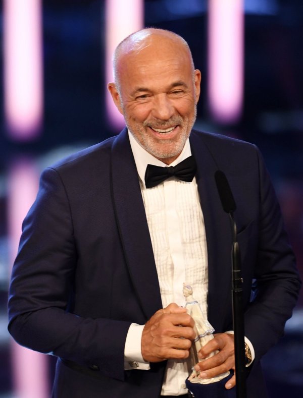 Der Schauspieler Heiner Lauterbach freut sich bei der Verleihung des Bayerischen Filmpreises im Prinzregententheater über seine Auszeichnung (2020). Jetzt wird er 70. - © Tobias Hase/dpa