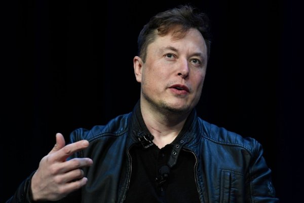 Elon Musk spricht auf einer Konferenz. - © Susan Walsh/AP/dpa