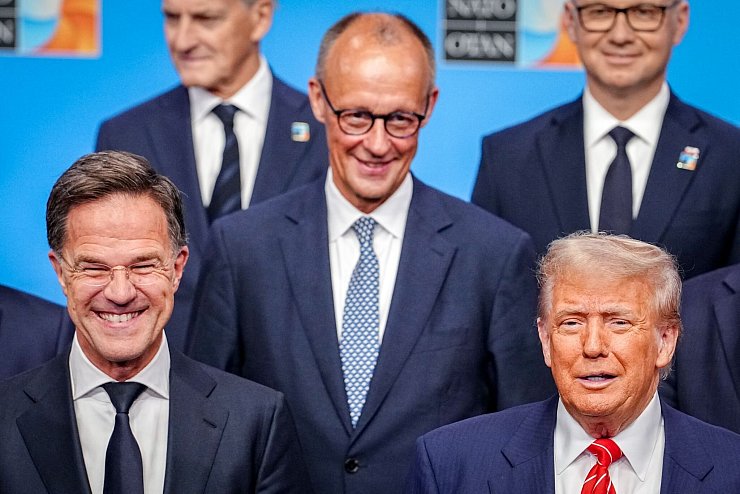 Bundeskanzler in der zweiten Reihe: Mark Rutte (l.), Generalsekretär der Nato, Bundeskanzler Friedrich Merz (CDU, Mitte) und US-Präsident Donald Trump stehen beim Nato-Gipfel für das Familienfoto zusammen. - © Kay Nietfeld/dpa