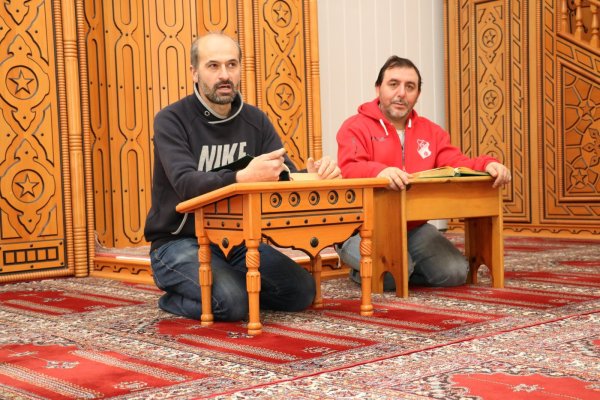 Traditionen im Glauben:  (von links) Abdullah Caliskan und Tüncer Sahin beten vor der traditionellen „Mihrab" – der Gebetsnische. - © Guntmar Wolff