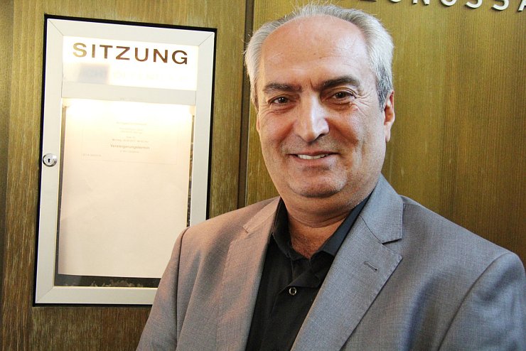Zufrieden: Yakup Akar freut sich nach der 30-minütigen Versteigerung im Detmolder Amtsgericht über den Zuschlag. - © Erol Kamisli