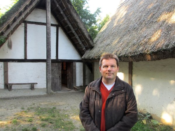 Mitten im Museum: Roeland Paardekooper sorgt mit seiner Arbeit für ein lebendiges Bild der Geschichte. - © Privat