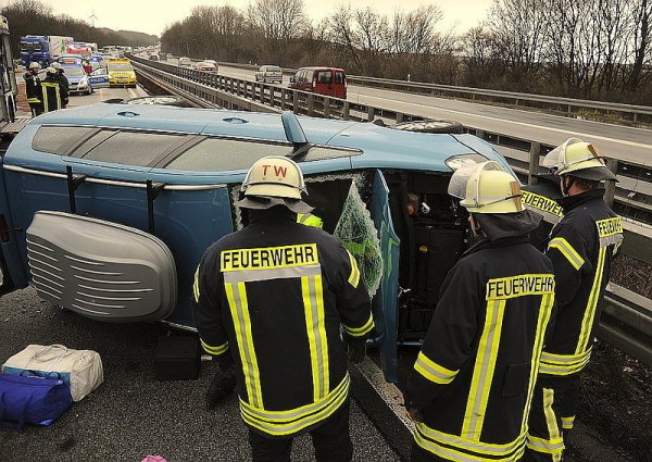 Nachdem das Auto hin- und hergeschleudert war, landete es auf der Seite liegend. - © FOTO: MARC KÖPPELMANN