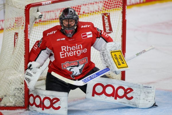 Glänzte mit 43 Paraden: Haie-Torhüter Julius Hudacek. - © Christoph Reichwein/dpa