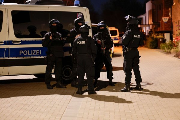 Die Polizei durchsucht mit Spezialkräften zwei Wohnungen in Köln und ein Haus in Pulheim. - © Thomas Banneyer/dpa
