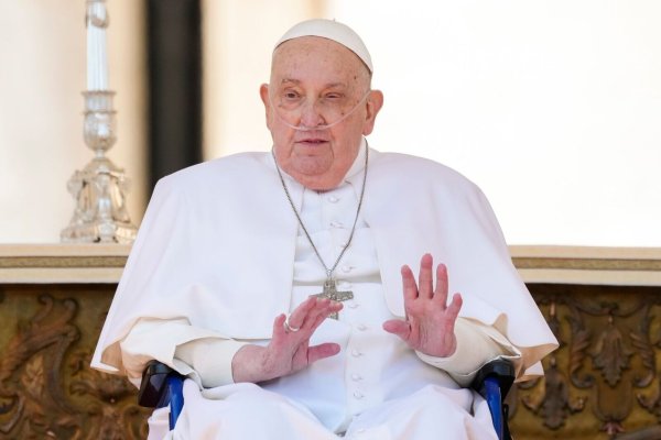 Papst Franziskus hat Großbritanniens König Charles III. und dessen Frau Königin Camilla zu einem privaten Gespräch im Vatikan empfangen. - © Andrew Medichini/AP/dpa