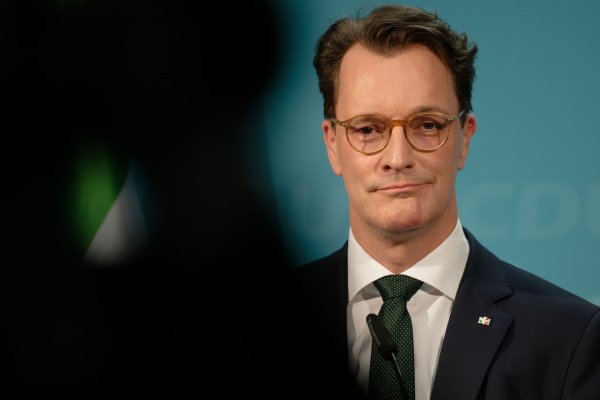 Der nordrhein-westfälische Ministerpräsident Hendrik Wüst lobt die Koalitionsvereinbarungen im Bund. (Archivbild) - © Henning Kaiser/dpa