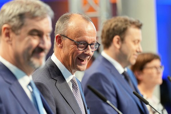 Große Pläne, lachende Gesichter: Auf 146 Seiten haben die Unterhändler von Union und SPD ihre Ideen für die nächsten vier Jahre festgehalten. - © Michael Kappeler/dpa