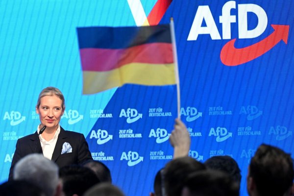 Historische Momentaufnahme: In einer ersten Umfrage zieht die AfD an der Union vorbei. (Archivbild) - © Julian Stratenschulte/dpa