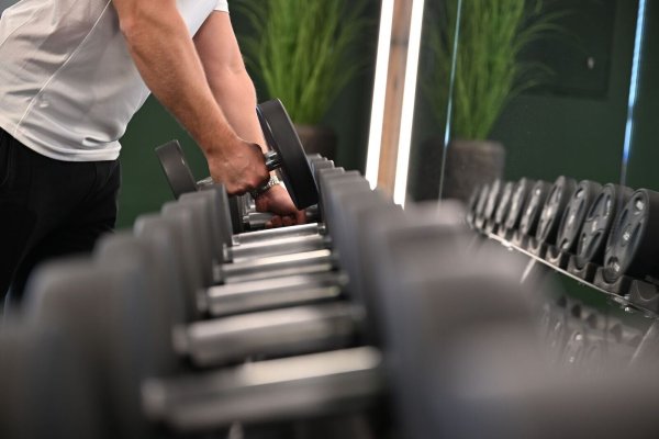 Hanteltraining, um fit zu bleiben: In Smart Gyms kann es passieren, dass sonst niemand im Raum ist. - © Wolf von Dewitz/dpa