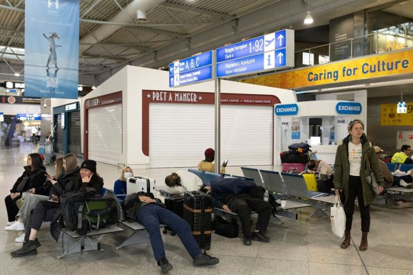 Die Fluglotsen streiken mit - zum Ärger der Reisenden, die ausharren müssen - © Socrates Baltagiannis/dpa