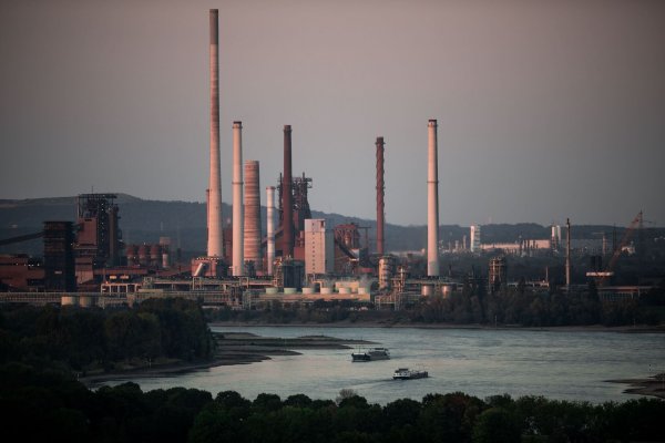 Thyssenkrupp belädt wegen der niedrigen Wasserstände seine Schiffe etwas weniger, um den Tiefgang zu verringern. (Archivbild) - © Fabian Strauch/dpa