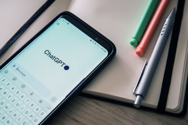 Prompt geschrieben und schon spuckt der Chatbot einen Text aus: Ein KI-generierter Output ist in der Regel aber kein urheberrechtlich schutzfähiges Werk. - © Christin Klose/dpa-tmn