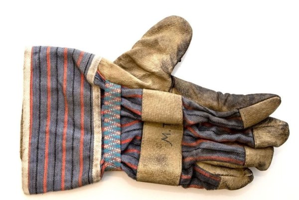 Dieser Handschuh führte die Ermittler zu einem Tatverdächtigen, der jetzt in Untersuchungshaft sitzt. - © Polizei Bielefeld/dpa