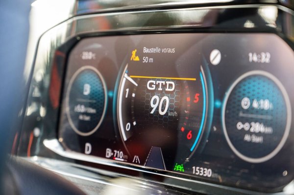 Das C-ITS-Frühwarnsystem warnt Autofahrer per WLAN über kurzfristig eingerichtete Baustellen. (Archivbild) - © Christophe Gateau/dpa