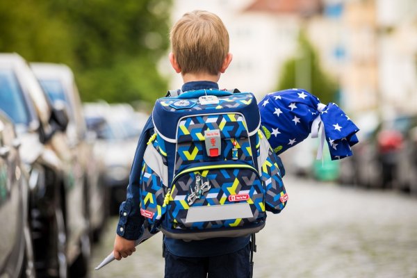 Voller Stolz in den neuen Lebensabschnitt: Der Schulranzen hat für viele Kinder einen großen Wert. - © Moritz Frankenberg/dpa/dpa-tmn