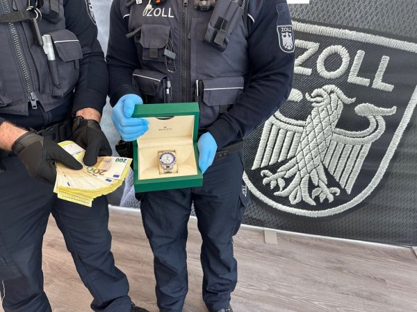 Zoll-Ermittler haben bei einer Razzia wegen Schwarzarbeit viel Bargeld und teure Luxusuhren sichergestellt. - © Hauptzollamt Köln/dpa