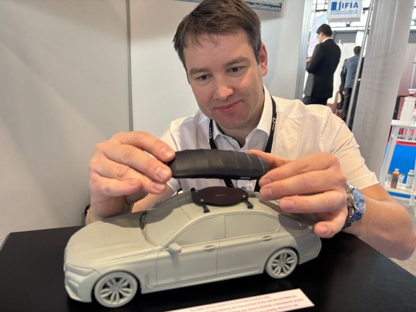 Ein Dachgepäckträger, der sich wie ein Zelt zusammenfalten lässt. - © Christiane Oelrich/dpa