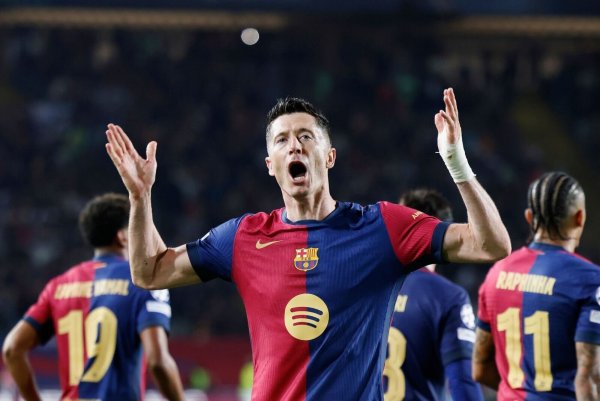 Robert Lewandowski traf doppelt gegen seinen Ex-Club. - © Joan Monfort/AP/dpa