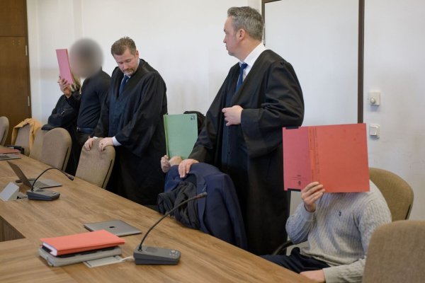 Alle Angeklagten machten von ihrem Schweigerecht Gebrauch. - © Henning Kaiser/dpa