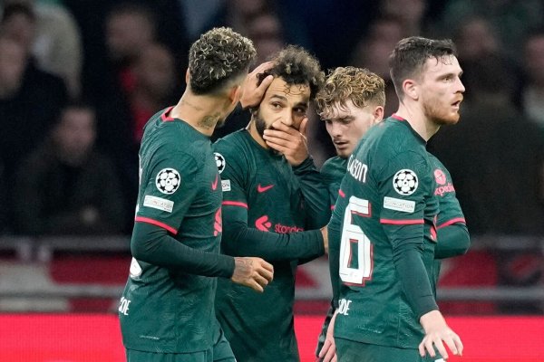 Die Spieler des FC Liverpool jubeln mit Torschütze Mohamed Salah (2.v.l) über das 1:0 gegen Ajax. - © Peter Dejong/AP/dpa