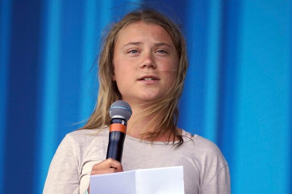 Die schwedische Klimaaktivistin Greta Thunberg steht während des Glastonbury Festivals auf der Bühne und spricht zum Publikum. Jetzt bringt sie ein großes Klimabuch heraus. - © Yui Mok/PA/dpa