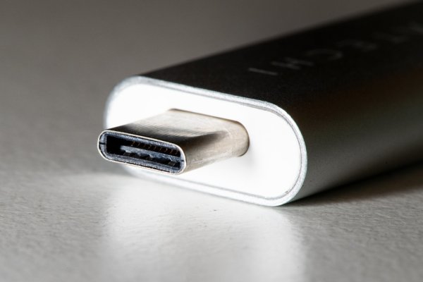 Aus Thunderbolt wird USB - © Foto: Franziska Gabbert/dpa-tmn