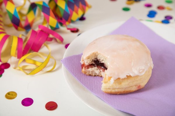 Es ist gute Tradition, dass man um Mitternacht an Silvester zum Sekt einen Berliner Pfannkuchen verdrückt. - © Christin Klose/dpa-tmn