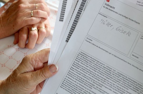 Wer sich nicht mehr um seine Bankgeschäfte kümmern kann, kann eine Bankvollmacht ausstellen. - © Sebastian Willnow/dpa-tmn