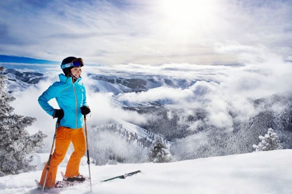 Da kann man schon mal den Blick schweifen lassen: Das Sun-Valley-Gebiet misst zehn Quadratkilometer und bietet 121 Abfahrten. - © Hillary Maybery Photo/Sun Valley Resort/dpa-tmn