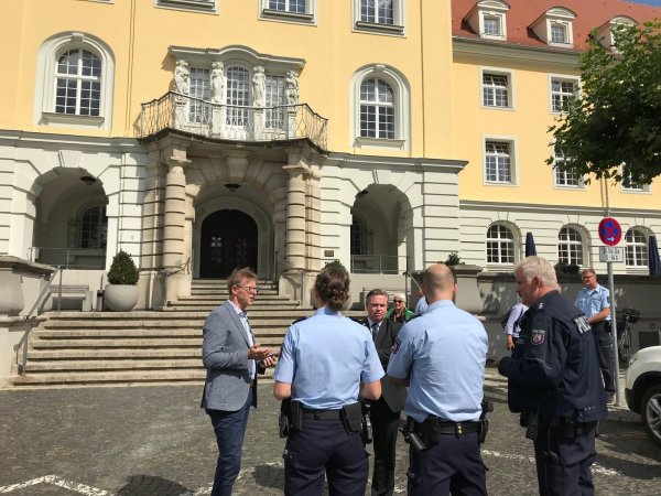 Das Herforder Rathaus wurde evakuiert. Die Polizei ist vor Ort. - © Frank-Michael Kiel-Steinkamp