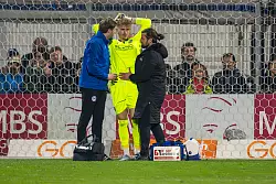 Arminia-Torwart Jonas Kersken lässt sich während des Spiels in Köln behandeln. - © Teresa Kroeger