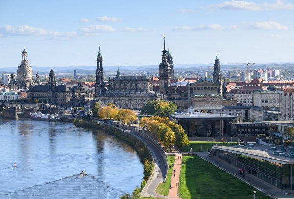 Blick auf die Altstadt an der Elbe mit der Frauenkirche (l-r), dem Ständehaus, der Hofkirche, dem Hausmannsturm, dem Rathaus, dem Residenzschloss, der Semperoper, dem Sächsischen Landtag und dem Internationalen Congress Center (ICC). - © Robert Michael/dpa