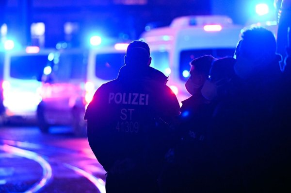 Polizisten stehen bei einem Einsatz auf der Straße. - © Hendrik Schmidt/dpa/Symbolbild