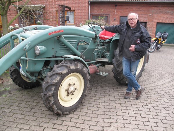 Faible für alte Schätzchen: Wolfgang Lehrke fühlt sich auf dem Land wohl, Traktorfahren kann er auch. Seine BMW ist aber sein eigentlicher Schatz. Als Rentner hat er ein altes Hobby wiederbelebt. - © Axel Bürger
