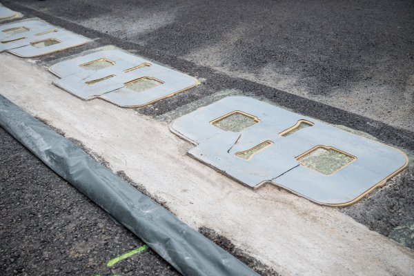 Ladespulen für Elektroautos auf der Autobahn. Die Autobahn GmbH des Bundes testet eine israelische Technologie. - © Daniel Vogl/dpa