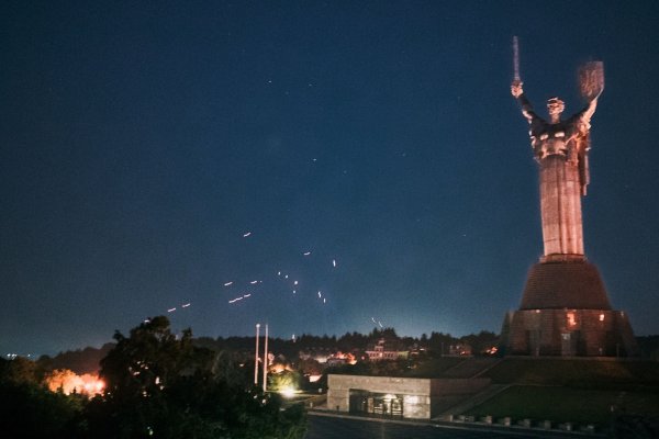 Die ukrainische Flugabwehr nimmt russische Drohnen am Himmel über Kiew unter Beschuss. - © Patrick Muzart/ZUMA Press Wire/dpa