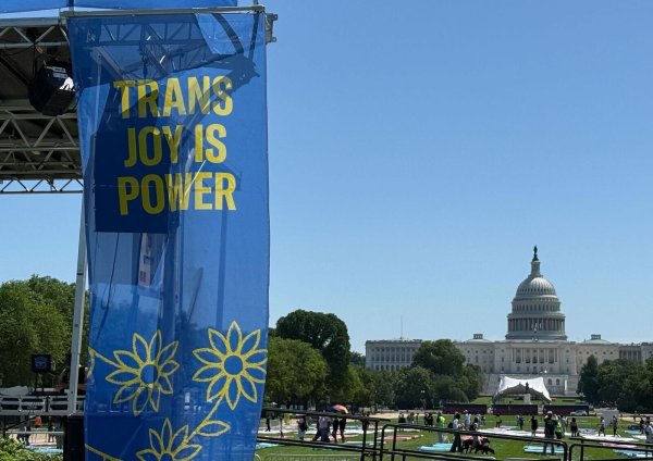 „Trans joy is power“ steht auf einem Banner an einer Bühne vor dem Kapitol am ersten Tag der Worldpride. - © Franziska Spiecker/dpa