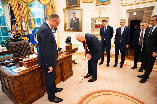 Sporteinlage im Oval Office während des Besuchs des Kanzlers beim US-Präsidenten. - © Steffen Kugler/Bundesregierung/dpa