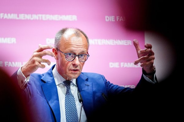 Merz sprach auf einer Tagung von Familienunternehmern. - © Kay Nietfeld/dpa