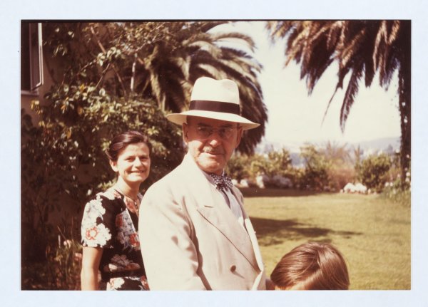 Thomas Mann mit seiner Tochter Elisabeth in einem Garten (circa 1946). - © ---/ETH-Bibliothek Zürich, Thomas-Mann-Archiv/dpa