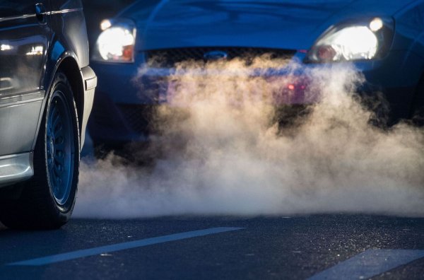 Viel Streit um heiße Luft: Verbrenner-Abgase von Dieseln und Benzinern sind schlecht für die Umwelt. (Symbolbild) - © Marijan Murat/dpa